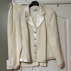 Beautiful White Liz Elana Suit, Size 18